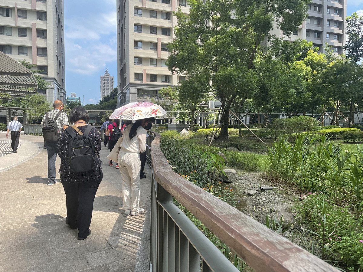 位於板橋的日勝幸福站A6東區社區，109年曾參與評選獲得熱心防疫獎，防疫期間利用網路召開區分所有權人大會，並積極參與市府認證標章 （新北低碳標章認證銀鵝獎、夏月節電競賽活動大型社區第一名、無菸社區標識等），而拿下「大型社區組幸福安居金質獎」。 圖：新北市工務局提供