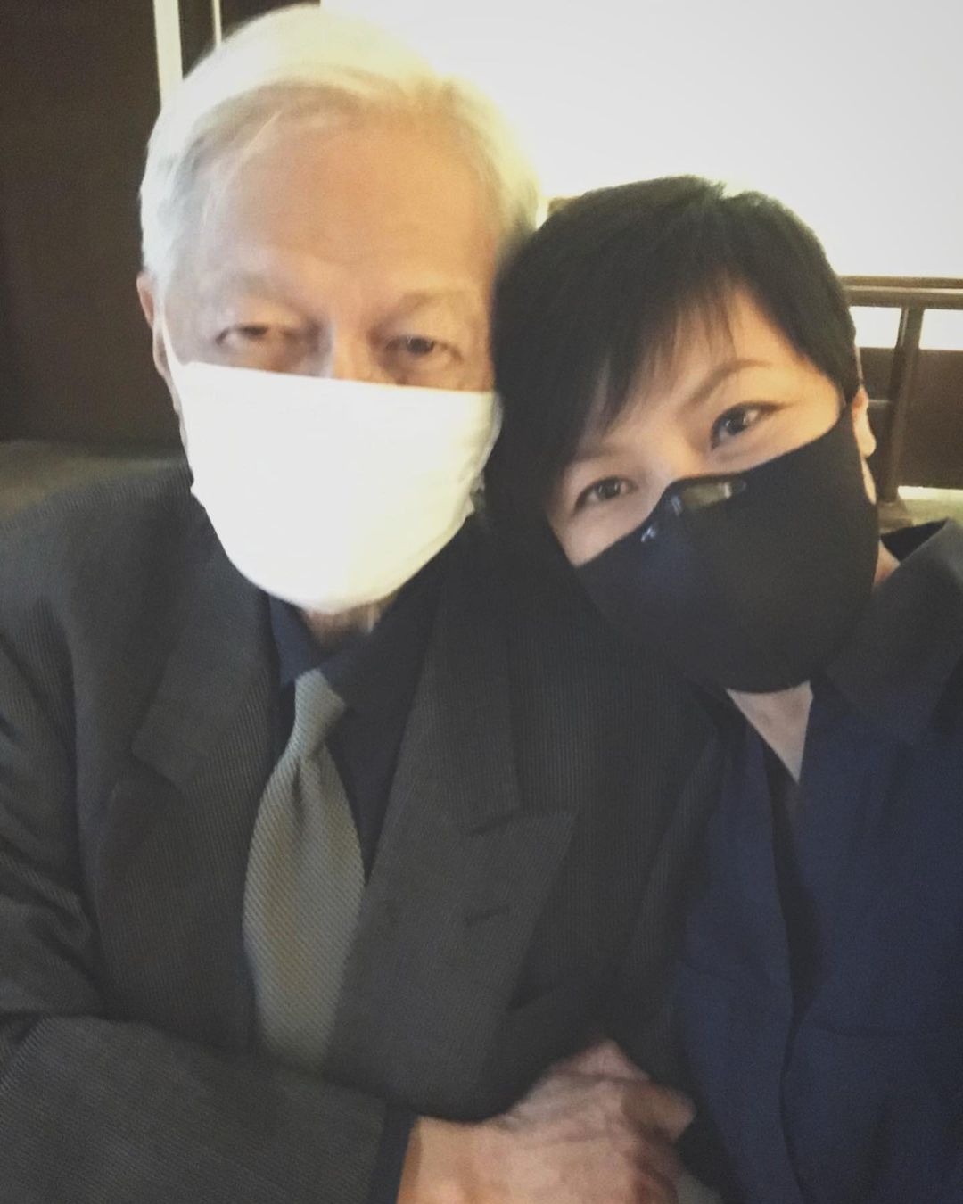 何韻詩昨晚在臉書上貼出與李怡的合照，寫下「深深想念你」。 圖：取自何韻詩臉書