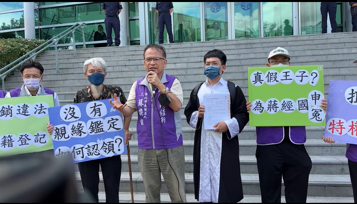 蘇煥智今（6）日前往台北高等行政法院提出假處分，要求撤銷章孝嚴特權認領、選舉公報及蔣萬安選票改回「章萬安」。 圖：擷自蘇煥智臉書直播