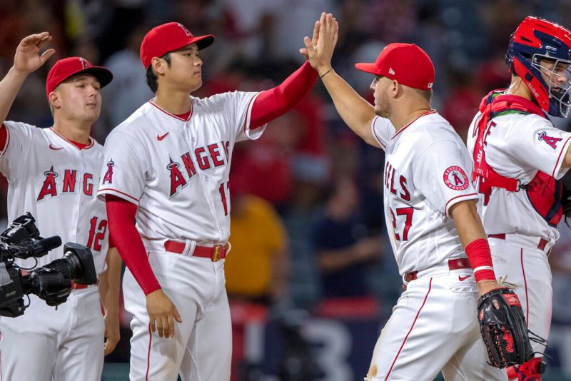 天使隊球星大谷翔平(左)與「鱒魚」Mike Trout(右)。 圖／美聯社／達志影像