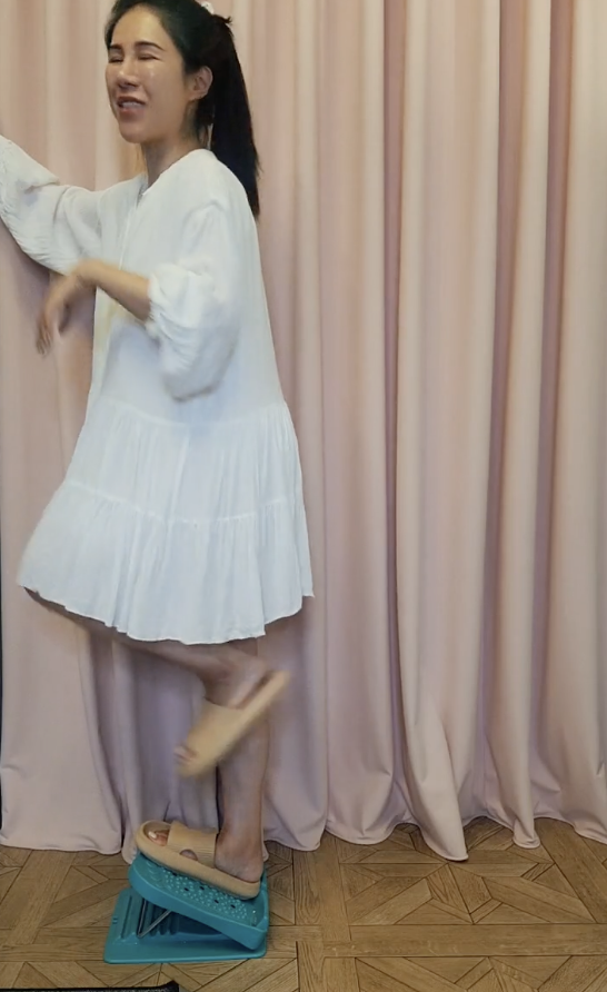 她還向粉絲示範「拉筋板」使用方式，讓眾人敲碗「YT出片！」 圖：翻攝自丹妮婊姐IG