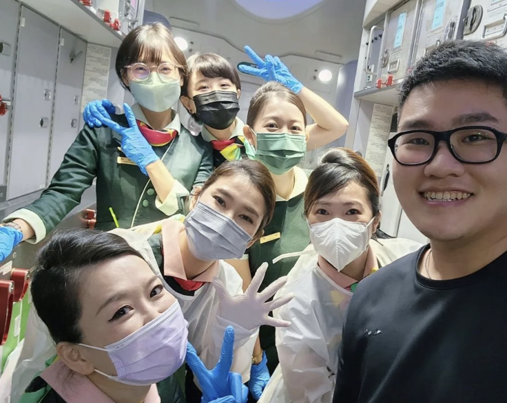 因為對方早在8月底時就已po出和空姐自拍，兩人互動笑翻網友。 圖：翻攝自阿滴IG