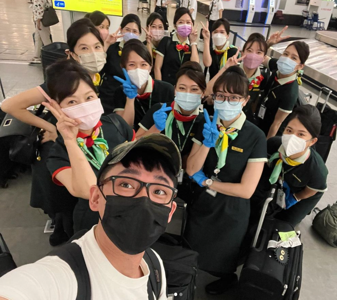 網紅阿滴曬出和長榮空姐群合照，引發網怒撻伐「滴哥」！ 圖：翻攝自阿滴IG