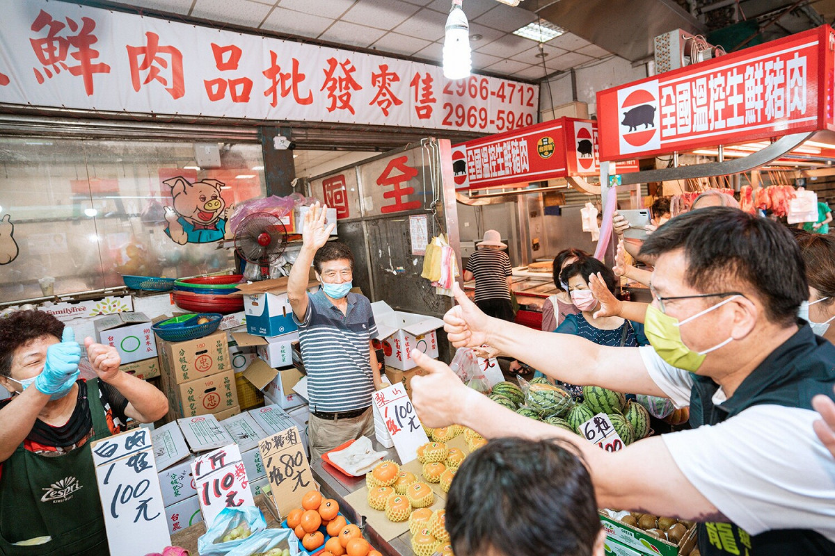 林佳龍前往板橋湳興市場掃街拜票。 圖：林佳龍競辦提供