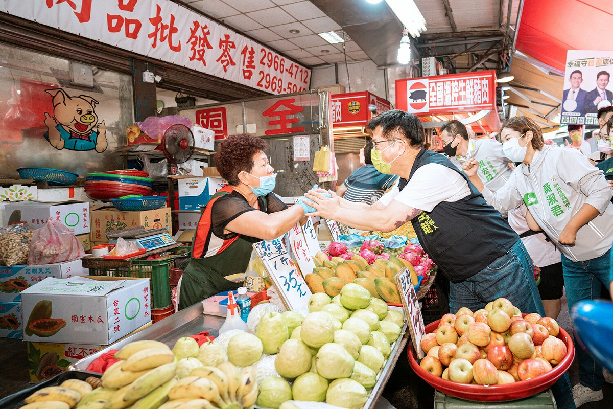 林佳龍今天前往板橋湳興市場掃街拜票。 圖：林佳龍競辦提供