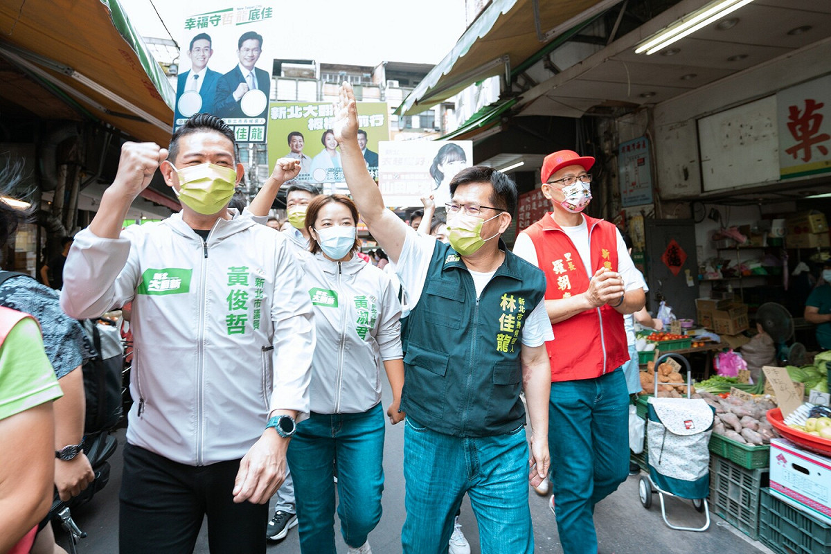 林佳龍在市場自治會會長黃永志及當地里長陪同下，來到板橋湳興市場掃街拜票。 圖：林競辦提供
