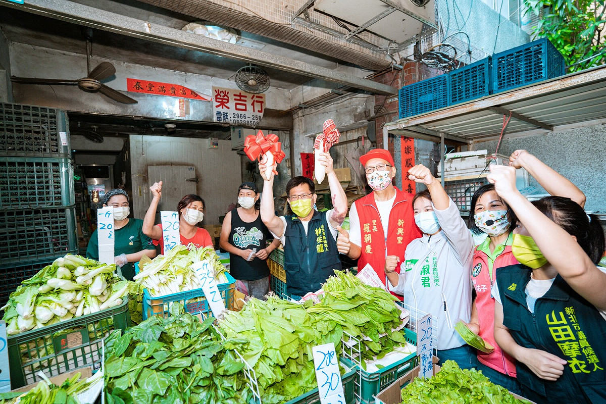 攤商紛紛送上菜頭、蔥蒜，預祝林佳龍能夠有「好彩頭」、「蔥滿勝蒜（充滿勝算）」。 圖：林競辦提供