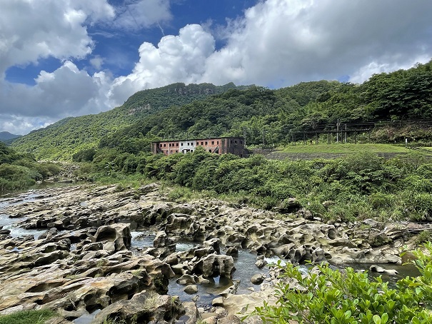 到猴硐欣賞鬼斧神工的壺穴地形外，還可以安排礦業文化小旅行。 圖：新北市觀旅局提供