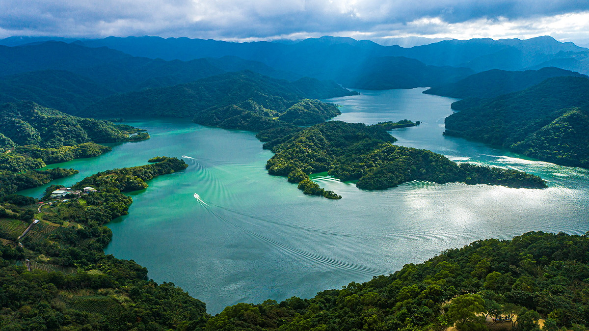 山與湖交錯的千島湖美景。 圖：新北市觀旅局提供