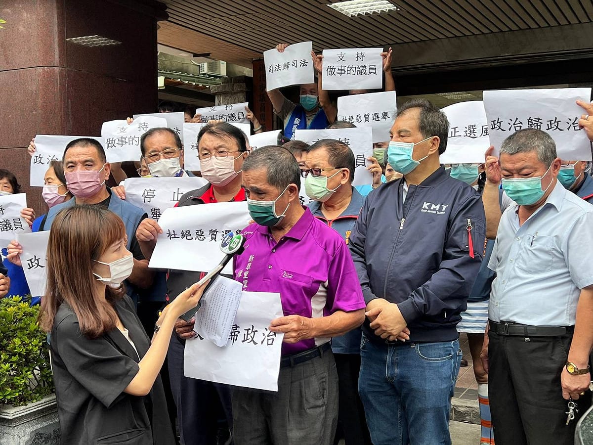 板橋里長力挺周勝考，對假消息憤忿不平。 圖：周勝考服務處/提供
