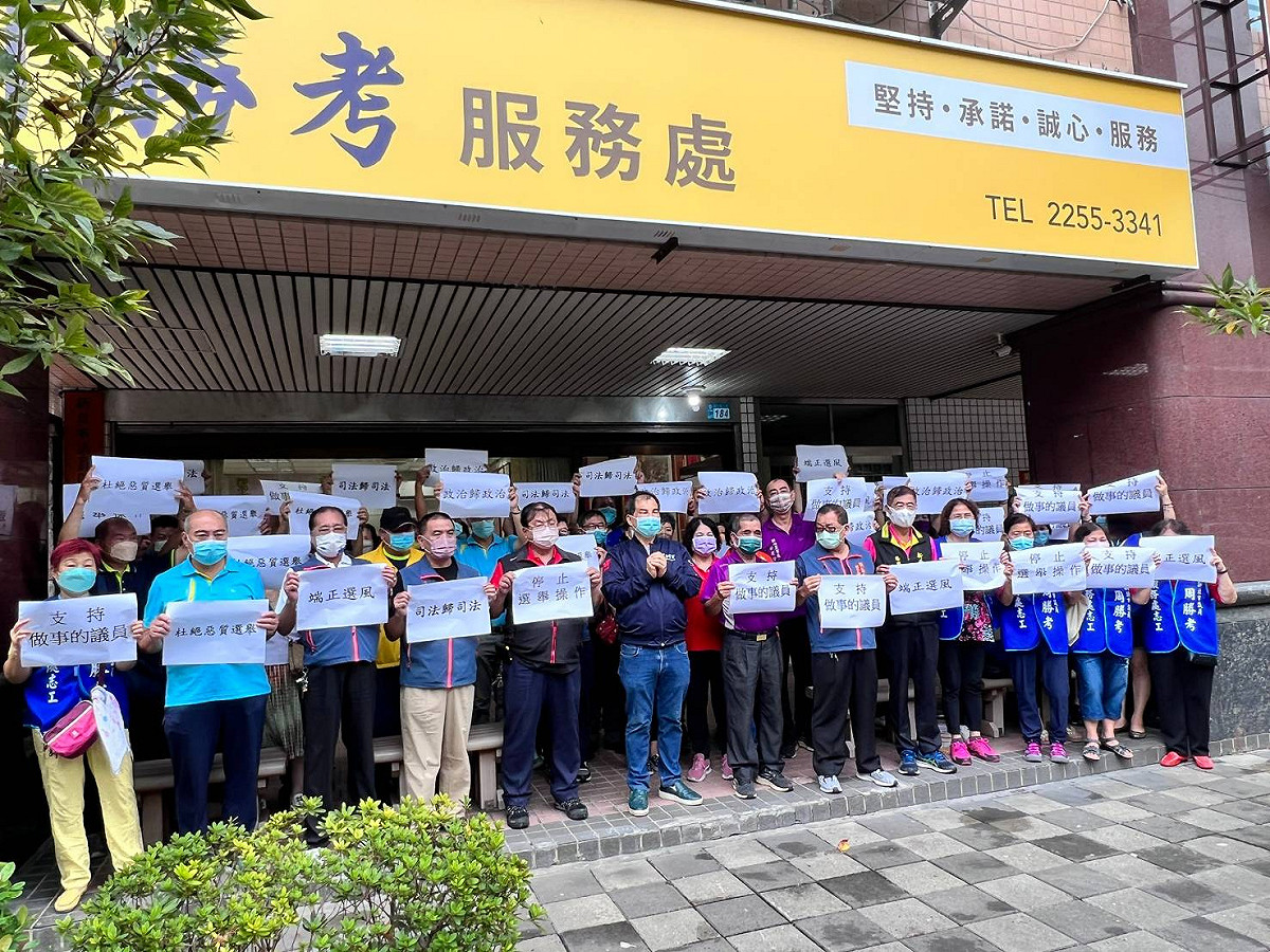 板橋地方人士上午赴周勝考服務處聲援及慰問。 圖：周勝考服務處/提供