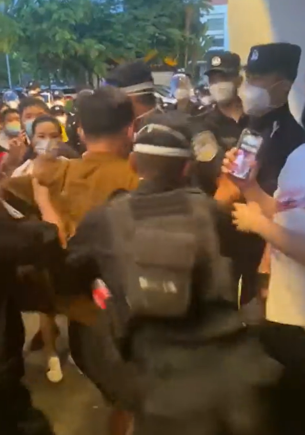 警方將抗議民眾推倒，並將其制伏在地。 圖: 翻攝自 @ok2625jum 推特