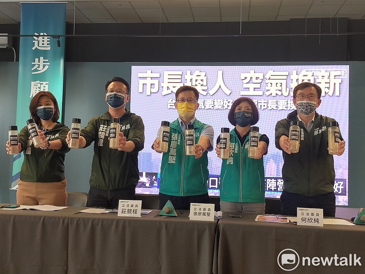 5位立委秀出各區的空氣瓶，目的是要諷刺盧秀燕的谷關空氣瓶。 唐復年/攝