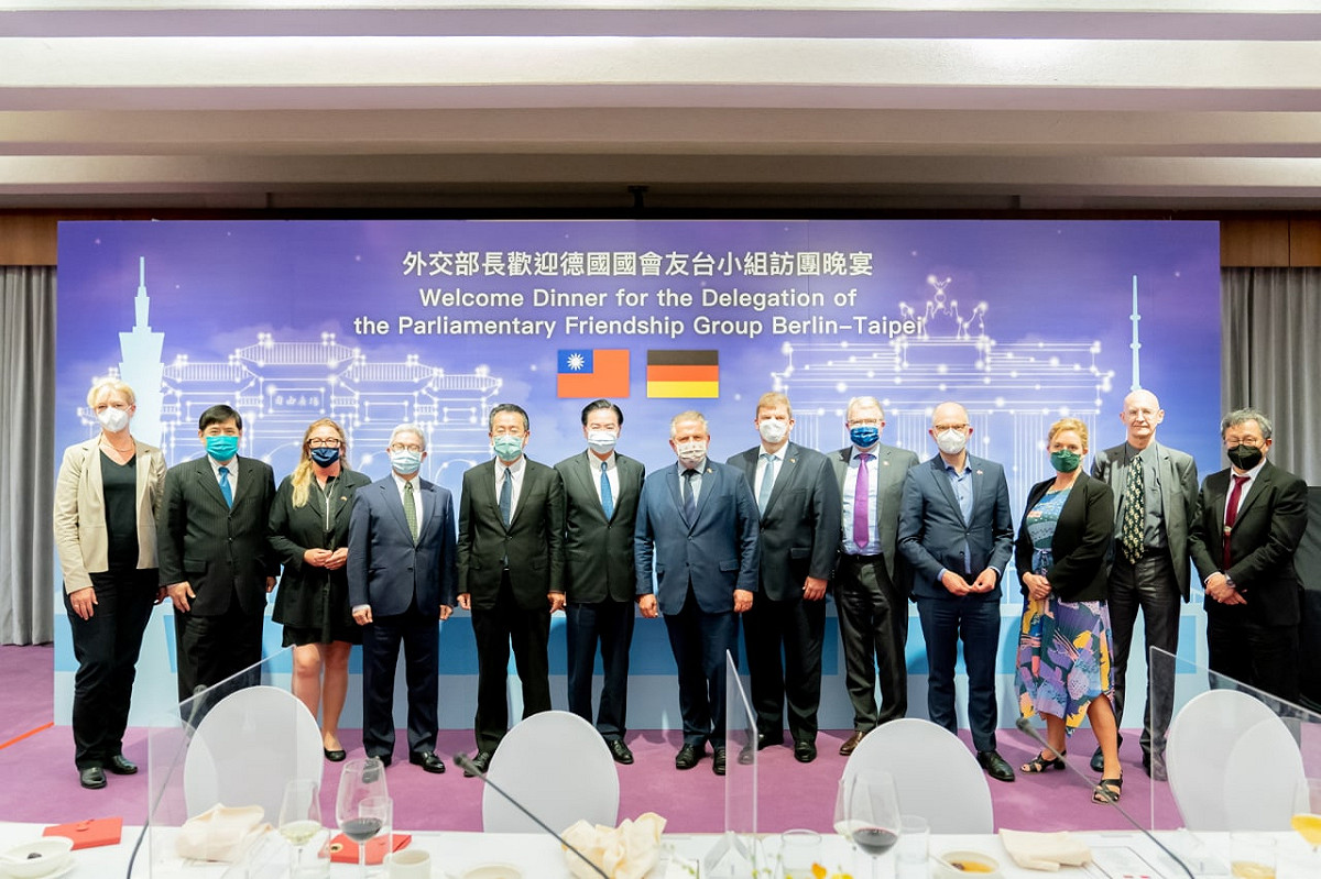 德國國會友台小組主席威爾許（Klaus-Peter Willsch）等 6 位國會友台小組成員10月2日抵達台灣。 圖：取自外交部