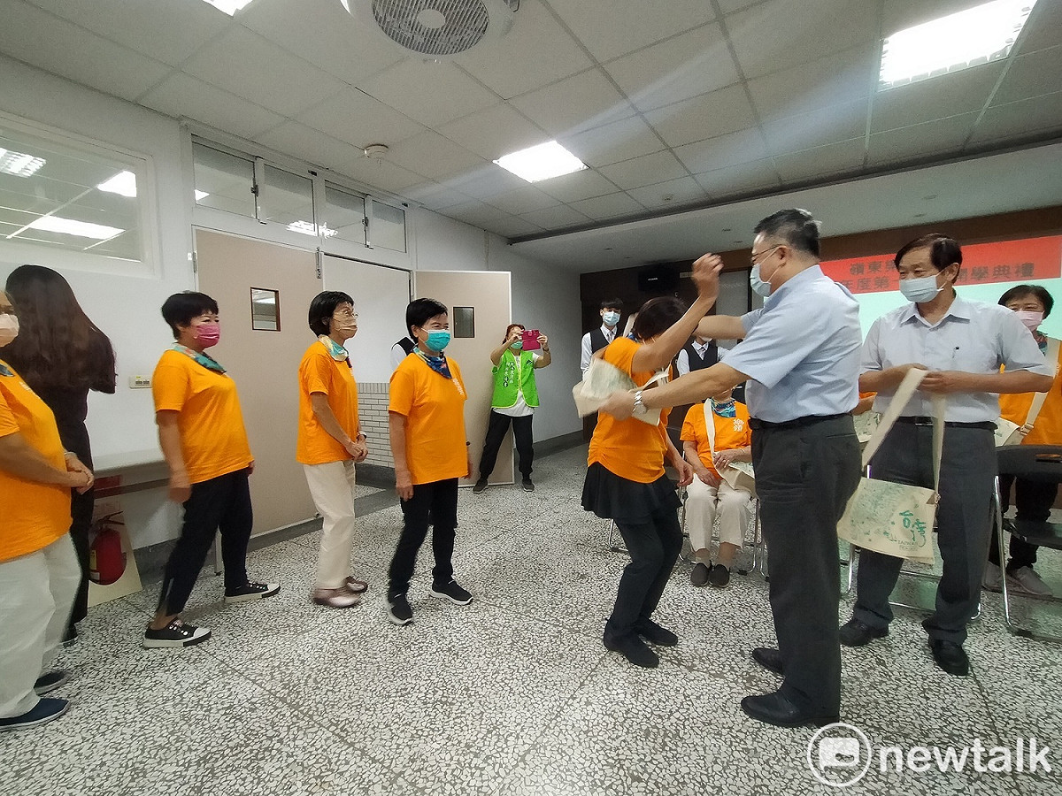 嶺東科大校長趙志揚為學員們背上書包。 圖：唐復年/攝