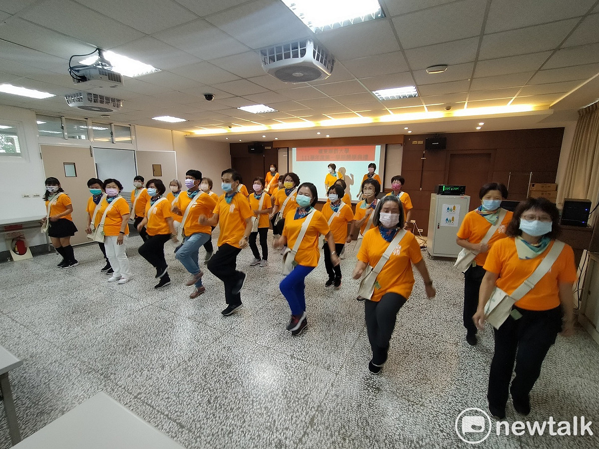 樂齡大學學員大跳「蘋果西打」舞。 圖：唐復年/攝