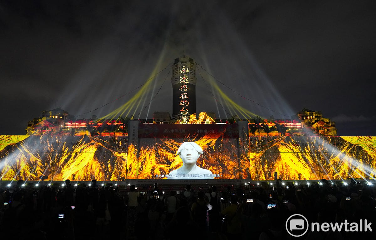 文化總會2022年國慶光雕展演今年以『寶島有光 土地之愛』為主題，用超廣角布幕及巨型光雕投影，將總統府打造成寶島戲院，重現台灣的影視、藝術文化的經典作品。現場聲光、視覺強烈，蔡總統特別邀請國人一起到總統府前觀看，體驗台灣獨特的藝術文化經典。 圖：張良一/攝
