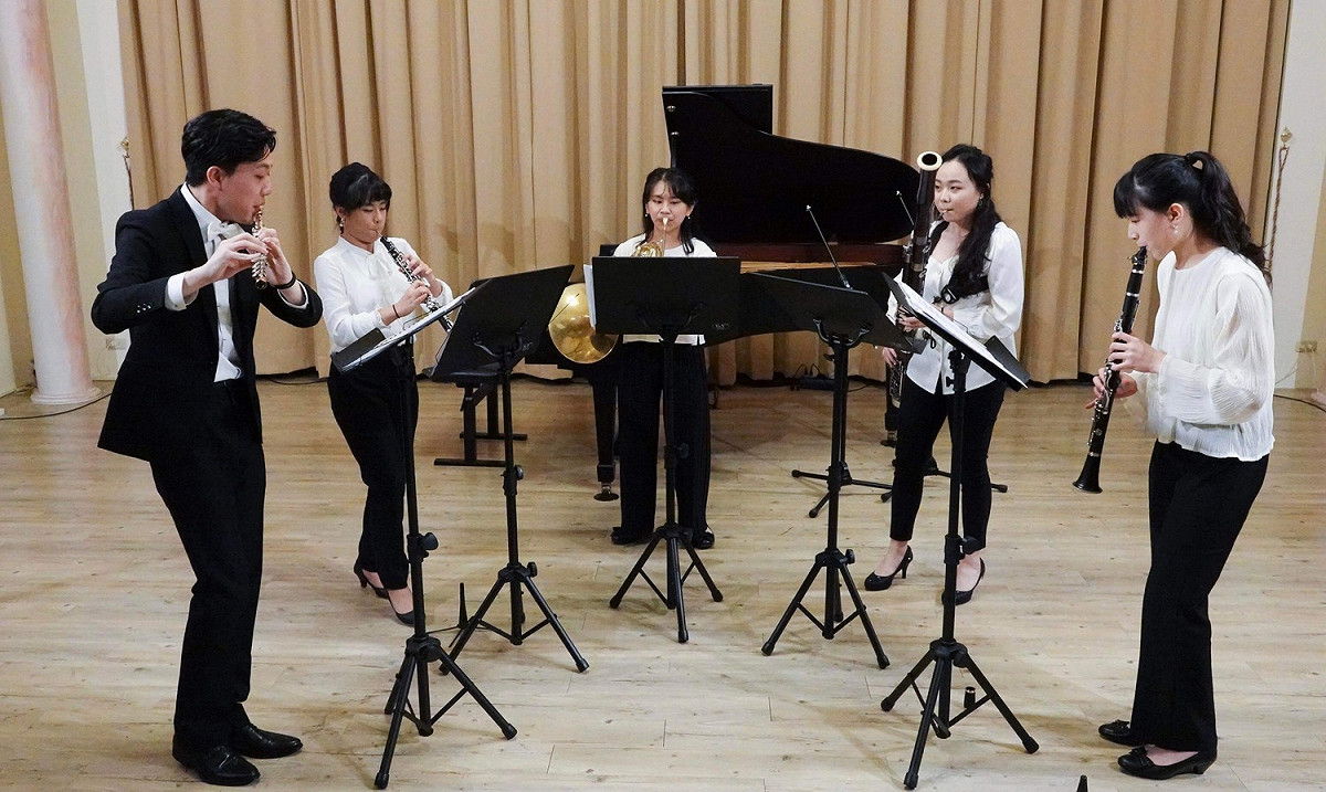 《IF Wind Quintet室內樂》藉由五種不同的木管樂器組合，奏出溫暖的木質樂音，圖為長笛家李尚樺（左1）、雙簧管家龍欣然（左2）、法國號家李美嫻（中間）、低音管家吳欣儒（右2）、單簧管家李欣容（右1）。 圖：新北市文化局提供
