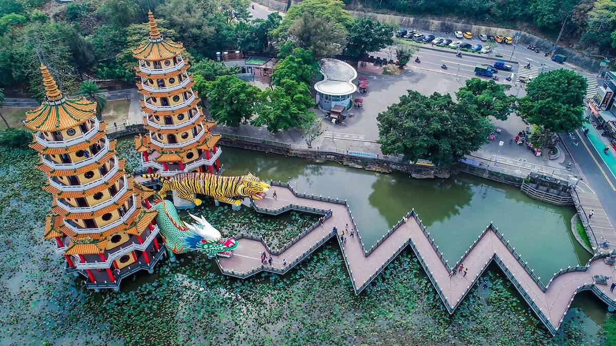 國慶連假蓮池潭將首度舉行鐵人三項賽事。 圖：翻攝高雄旅遊網