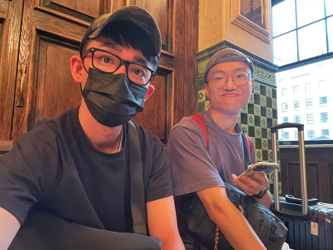 阿滴(左)和黃大謙(右)一起飛往美國。 圖：翻攝自IG/raydudaily