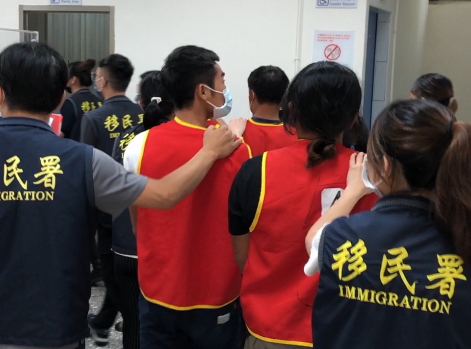 北市專勤隊共計查獲24名非法外籍人士到案。 圖：移民署提供