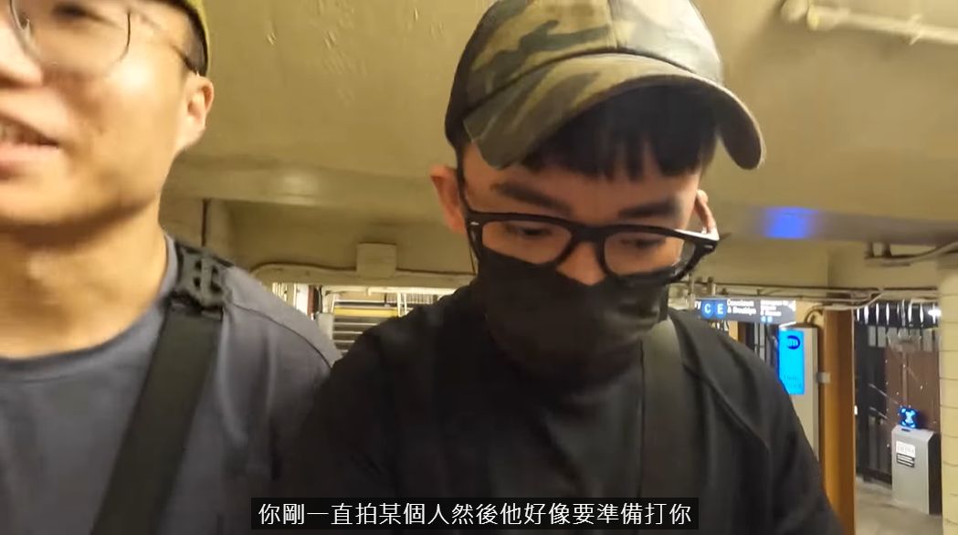 黃大謙(左)發現阿滴因為一直將鏡頭對著某個人，差點被打。 圖：翻攝自YouTube/阿滴日常