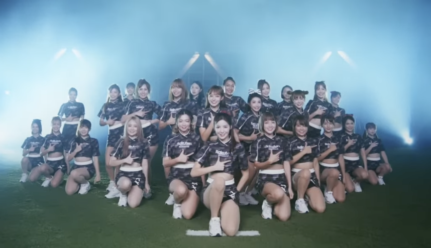 身為高人氣成員，她也在MV最後站在中間排C位的中心點。 圖：翻攝自Rakuten Girls YT頻道