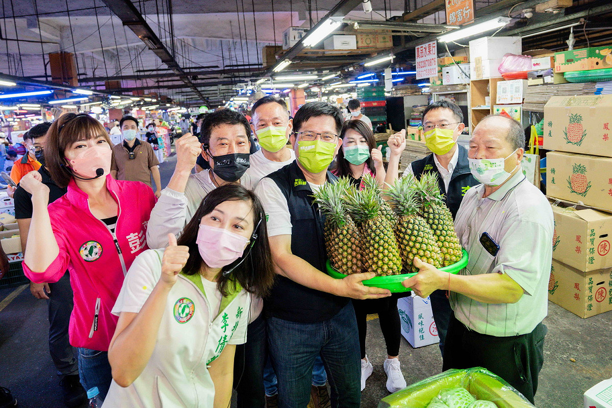 林佳龍今天清晨在新北市議會民進黨團成員陪同下，到三重果菜市場和攤商及採買民眾問候，並至福德宮參拜祈福，受到熱烈歡迎。 圖﹕林佳龍競辦提供