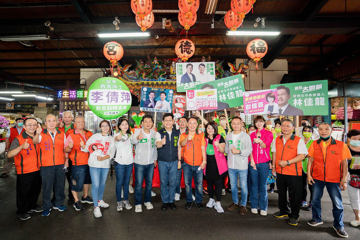 林佳龍今天清晨在新北市議會民進黨團成員陪同下，到三重果菜市場和攤商及採買民眾問候，並至福德宮參拜祈福，承諾要打造國際級的觀光果菜市。 圖﹕林佳龍競辦提供