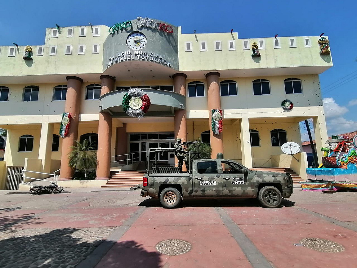 墨西哥南部城市格雷羅州聖米格爾·托托拉潘（San Miguel Totolapan）市政廳遭毒販開槍掃射，當局無力掃蕩。 圖：翻攝自推特