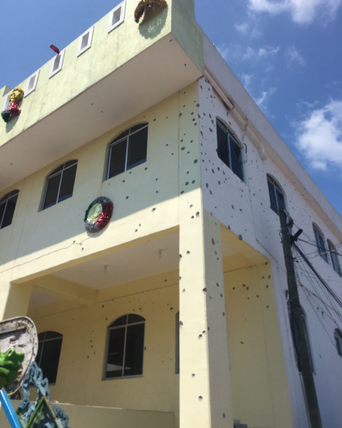 墨西哥南部城市格雷羅州聖米格爾·托托拉潘（San Miguel Totolapan）市政廳遭毒販開槍掃射，牆上充滿彈孔。 圖：翻攝自推特