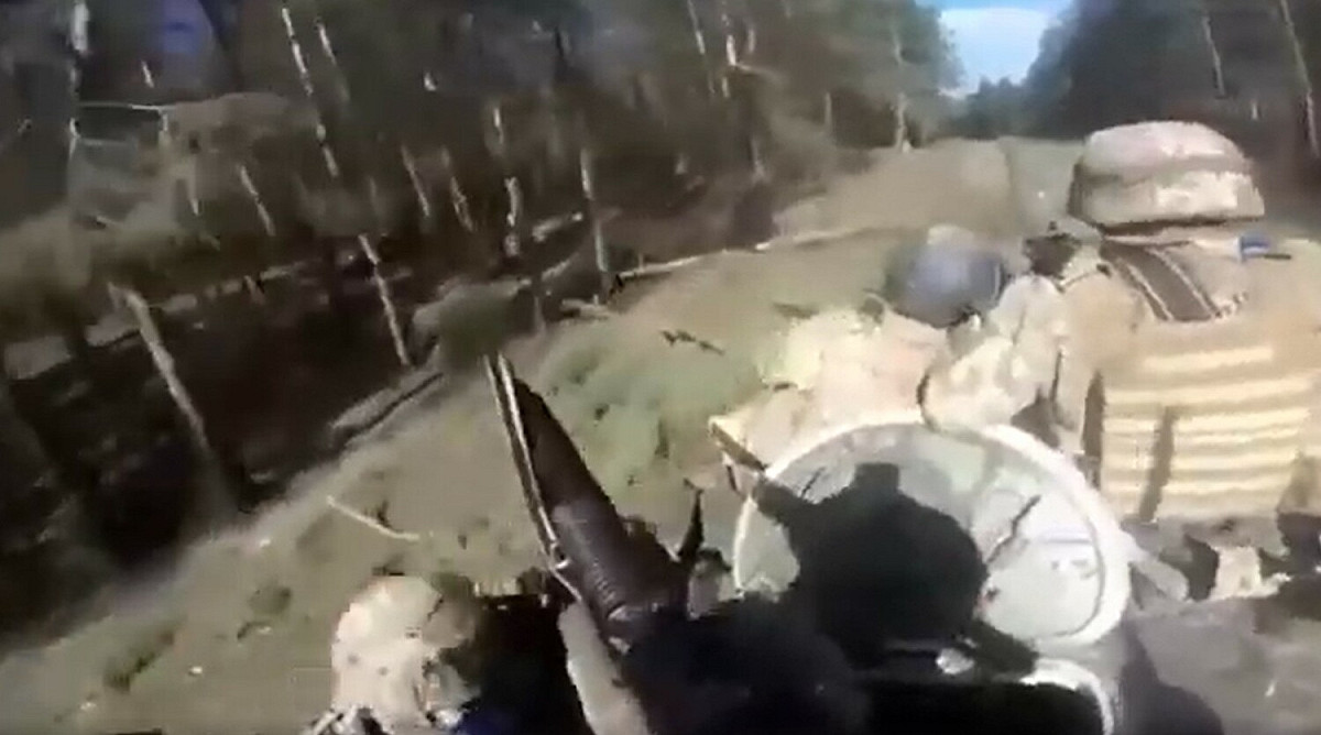 俄媒曝光，烏軍乘戰車移動時，遭俄軍火炮襲擊。 圖:翻攝自telegram頻道Kotsnews@sashakots