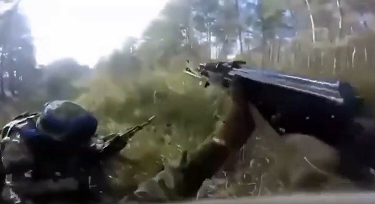 烏軍戰車遭襲擊後，士兵手持步槍進行反擊。 圖:翻攝自telegram頻道Kotsnews@sashakots