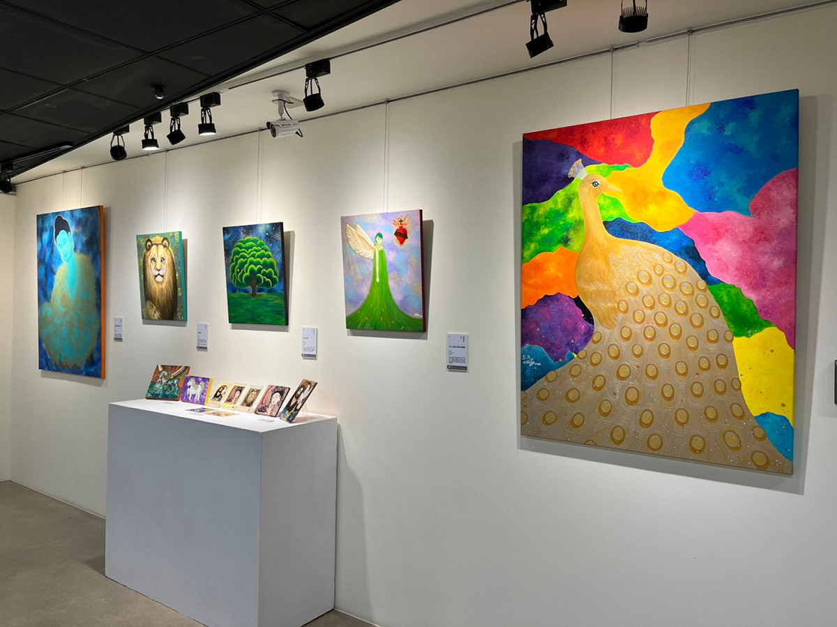 聯展內容涵蓋瀕死經驗、靈魂暗夜及生命創傷轉化而來的靈魂豐盛及療癒能量，各有其生命關注及探討的旨趣。 圖：新北市文化局提供