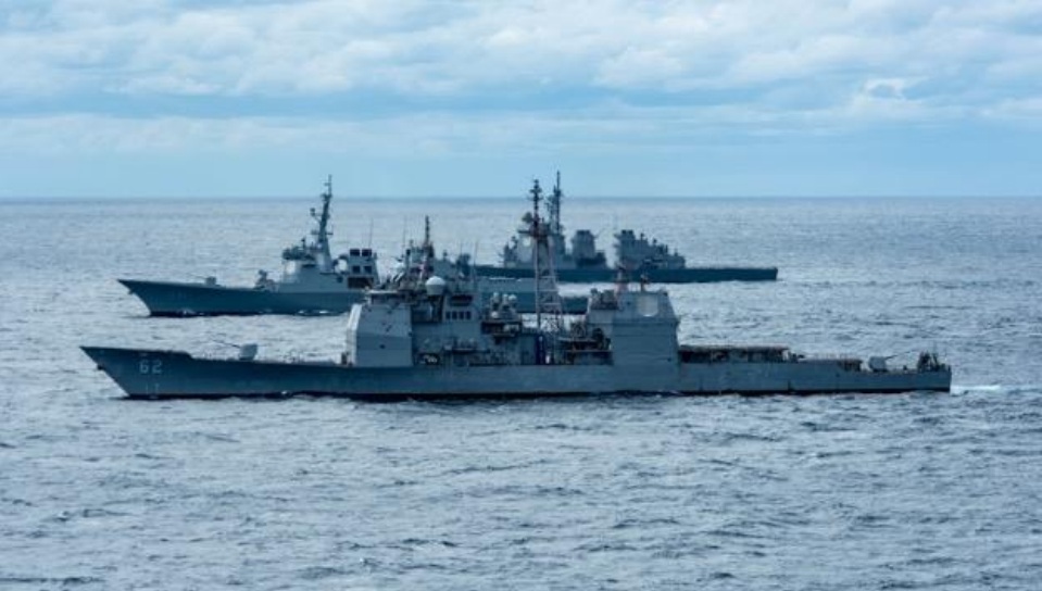 日美韓聯合演習，日本海上自衛隊「金剛級」護衛艦「鳥海號(DDG-176)」、美國海軍「提康德羅加級」飛彈巡洋艦「錢斯勒斯維爾號(CG-62)」與南韓「世宗大王級」驅逐艦「世宗大王號(DDG-991)」等3艦實施各種海上戰術訓練。 圖：翻攝日本統合幕僚監部官網