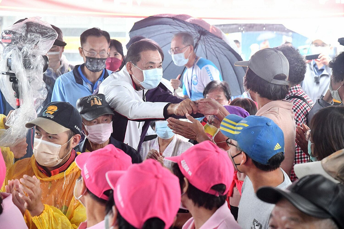 侯友宜與地方居民熱情打招呼。 圖：新北市新聞局提供