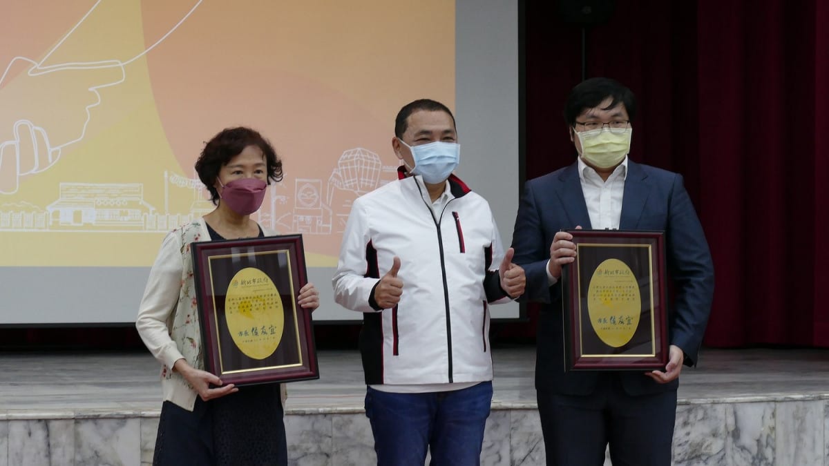 侯友宜頒發感謝狀予台灣大哥大物聯網暨平台產品處副理李佳原（左）及富邦人壽公關廣宣部部長陳姿瑛。 圖：新北市衛生局提供