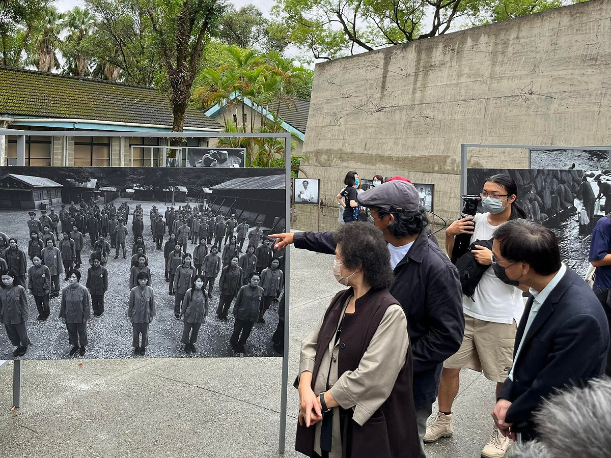 「火燒島：流麻溝十五號」展出攝影師謝三泰1990年至2021年間為政治受難者及電影《流麻溝十五號》拍攝精華作品，姚文智（指出者）為監察院院長陳菊導覽解說。 圖：國家人權博物館提供