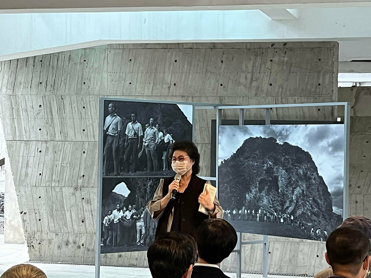 監察院長兼國家人權委員會主委陳菊表示，攝影展讓台灣社會了解自由民主是需要共同努力、追求，並且不斷守護的價值。