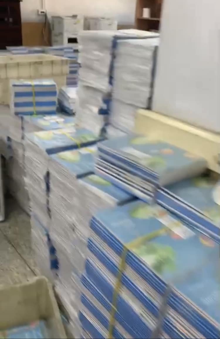 王浩宇指出，預備金變成的縣民手冊，現在塞滿整個台東郵局，準備送到大家家裡。 圖：取自王浩宇臉書