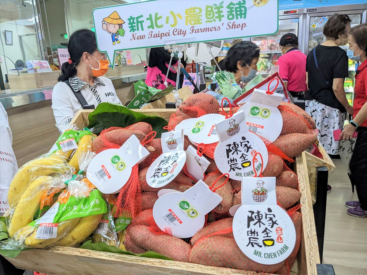農會超市「小農鮮舖」品牌專櫃。 圖：新北市農業局提供