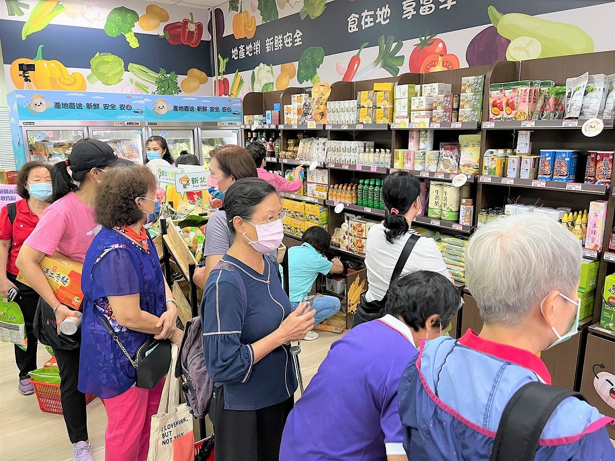 現場民眾開心選購。 圖：新北市農業局提供