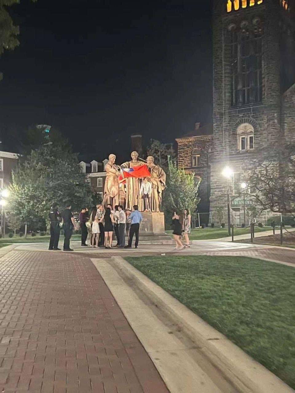 美國伊利諾大學香檳分校（UIUC）被校園戰狼癮發作掛中國五星旗，但招名威指出，隨後被看不過去的美國人直接用青天白日滿地紅旗直接覆蓋上去。 圖：翻攝自招名威教授 毒理威廉 臉書專頁