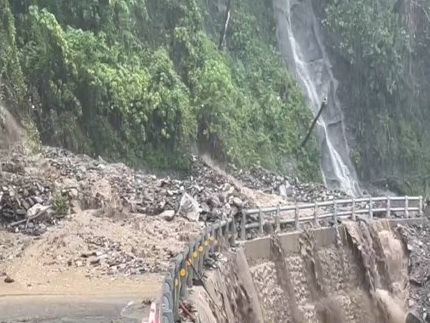 省道台 9 丁線 39.8K 及 39.9K 觀音路段發生土石流造成雙向阻斷，目前緊急封閉台 9 丁武塔至漢本路段，預計明天（ 8日 ）上午7時才能搶通恢復通行。 圖：公路總局提供