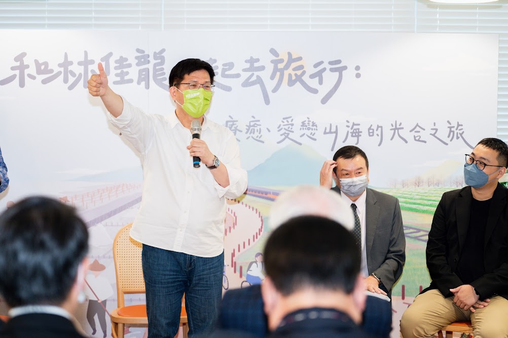 林佳龍今天舉行新書《和林佳龍一起去旅行：那些走讀、療癒、愛戀山海的光合之旅》發表會。 圖：林佳龍競辦提供