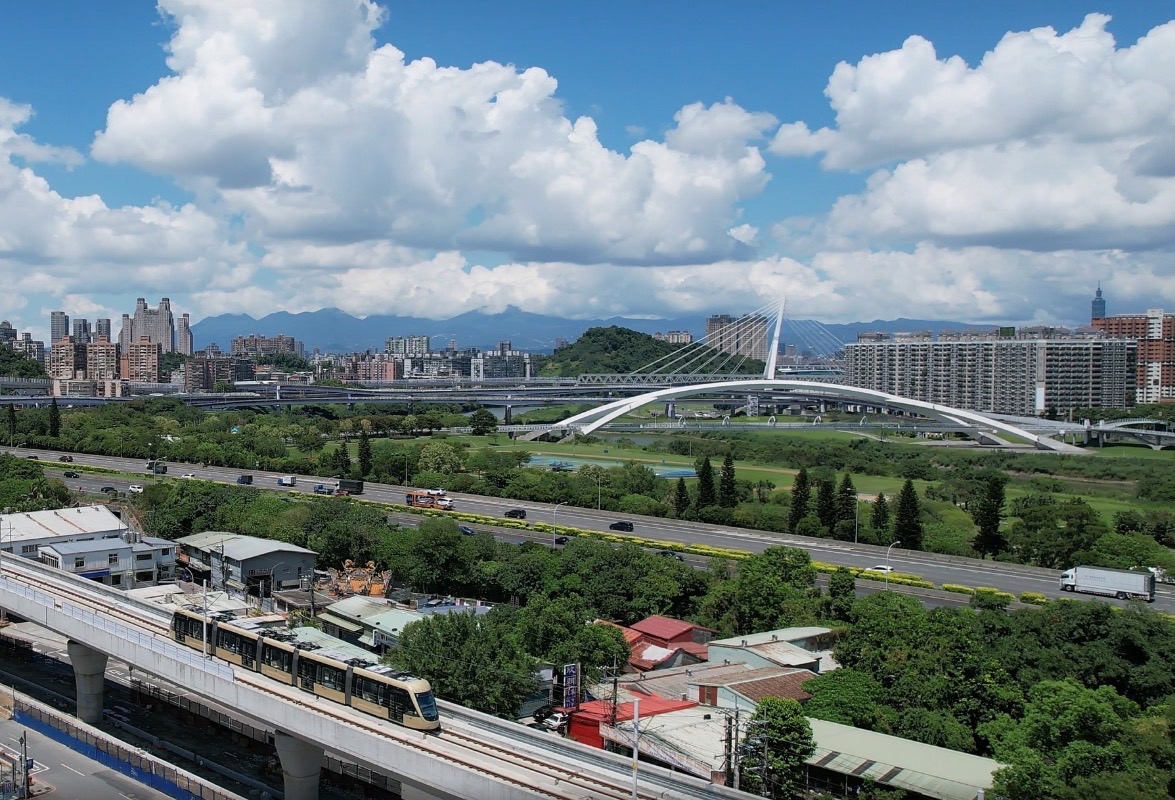 安坑輕軌高架段列車空拍情形。 圖：新北市捷運局提供