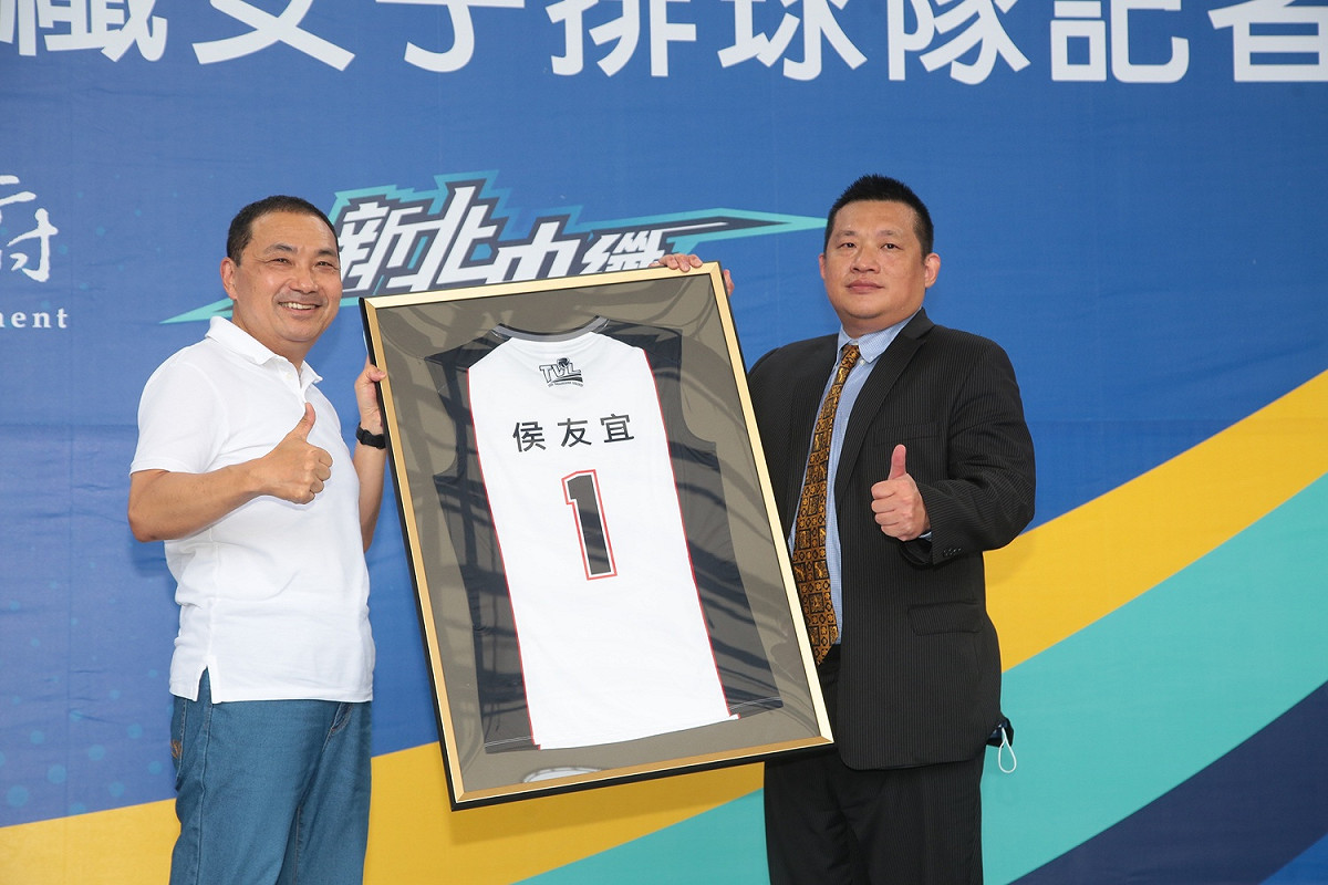 中國人纖董事長王貴賢致贈全新冠名球衣給侯友宜。 圖：新北市體育處提供