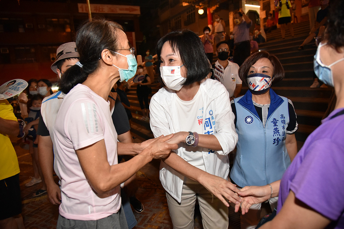 柯志恩(左二)與支持者親切握手。 圖：柯志恩競辦提供