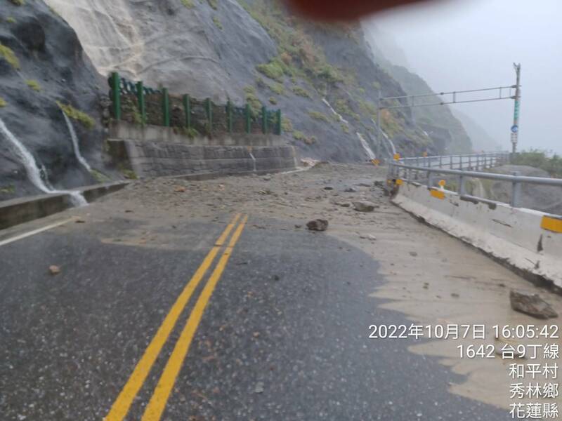花蓮縣北區秀林鄉和平村下午降大雨，造成舊蘇花公路61公里處發生坍崩阻斷意外。 圖：公路總局第四區養護工程處提供