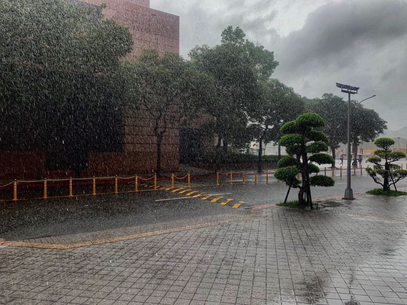 ▲今（8）日氣象局發布6縣市超大豪雨特報，提醒民眾慎防致災性降雨。（圖／NOWnews攝影中心）